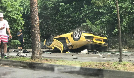 Lamborghini Aventador lật ngửa trong vụ tai nạn liên hoàn tại Singapore