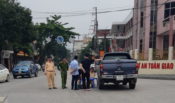 Thai phụ điều khiển xe tay ga bị ô tô bán tải "húc văng" tại thành phố Hà Giang