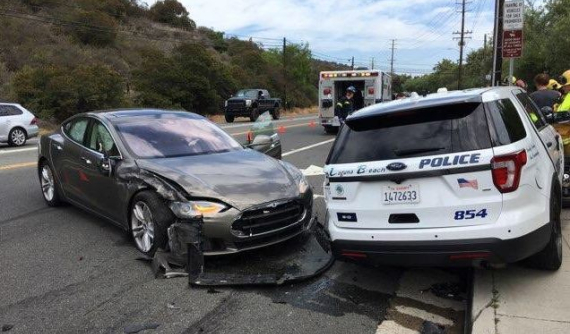 Tesla Model S tông vào xe cảnh sát đang đỗ khi chạy ở chế độ tự động lái