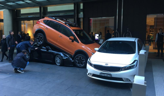 Đây là hậu quả của việc nhân viên khách sạn nhầm lẫn chân ga và thắng của Porsche 911