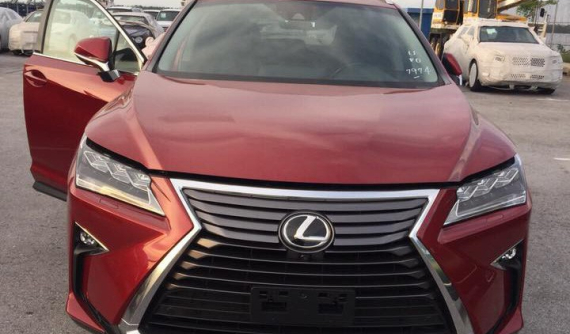Lexus RX350L 7 chỗ tiếp tục được đưa về nước, khác biệt màu sơn, mâm xoắn kép