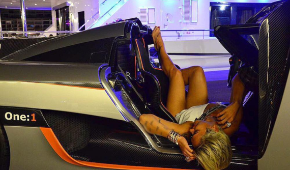 Vẻ đẹp nóng bỏng của nữ tay đua sở hữu siêu xe hàng hiếm Koenigsegg One:1 3 triệu USD