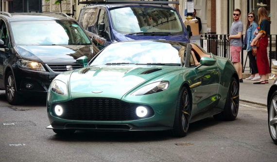 Siêu xe triệu USD cực hiếm Aston Martin Vanquish Zagato Speedster trên đường phố Anh