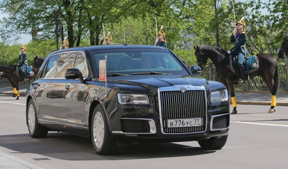 Tổng thống Nga Vladimir Putin khoe xe limousine mới với Hoàng tử Abu Dhabi