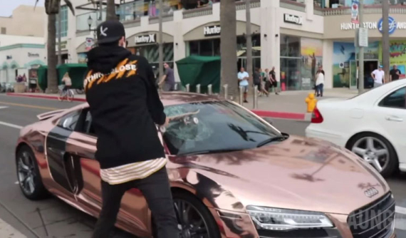 "Trẻ trâu" nhờ bạn đập vỡ kính chắn gió siêu xe Audi R8 để "câu view"