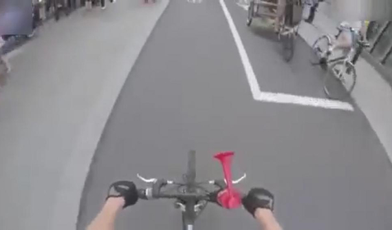 Lắp còi ô tô trên xe đạp để “giành” lại làn đường