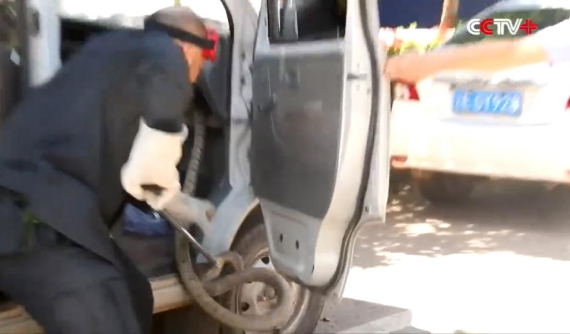 Tài xế suýt chết vì “kẻ lạ mặt” trốn trong táp lô xe minivan