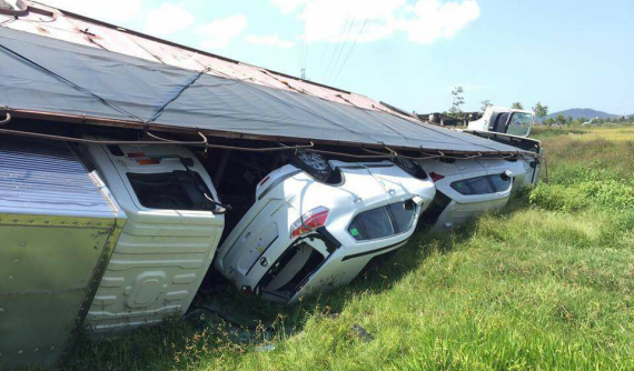 Xe tải chở Nissan X-Trail lật dưới ruộng sau vụ tai nạn liên hoàn tại Nghệ An