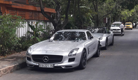 Cặp siêu xe đồng màu đỗ trước biệt thự của Chủ tịch Trung Nguyên