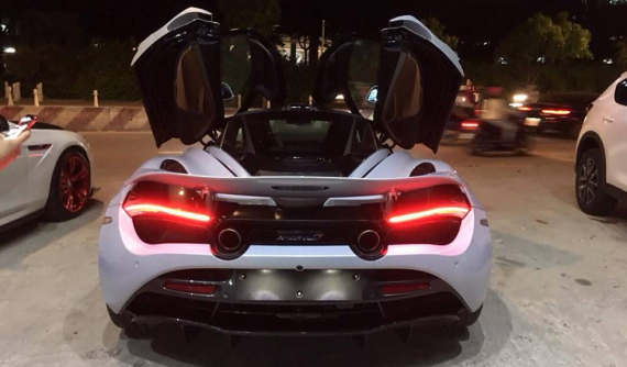 Siêu phẩm McLaren 720S tái xuất trên đường phố Sài thành với màn nẹt pô