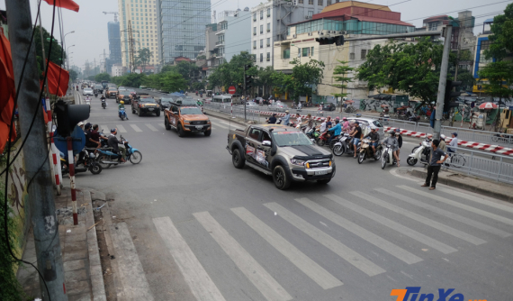 Dàn xe bán tải diễu hành trên đường phố Hà Nội sáng chủ nhật