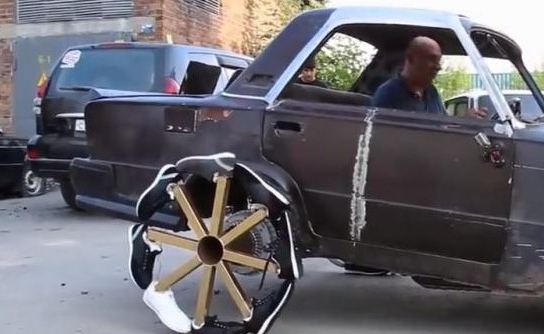 Cười vỡ bụng với màn bánh xe chạy bằng... giầy thể thao