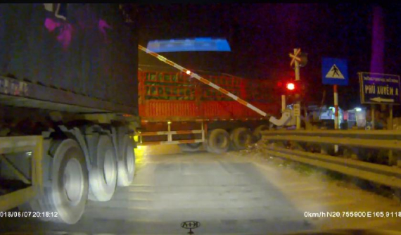 Container cố sang đường, đâm hỏng rào chắn đường sắt