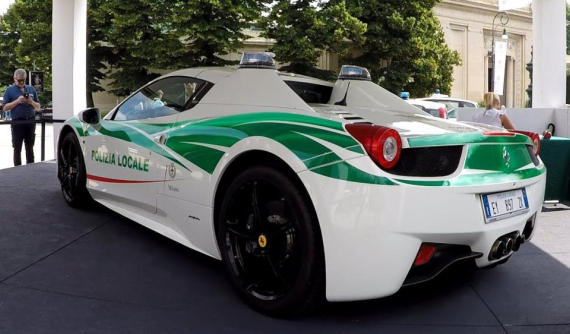 Cảnh sát Ý trưng bày siêu xe Ferrari 458 Spider tịch thu từ mafia để tuyên truyền