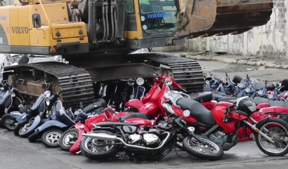 Philippines nghiền nát lô xe mô tô lậu trị giá gần 15 tỷ đồng