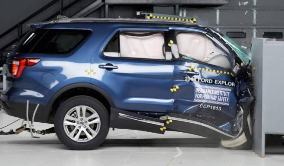 Xe SUV Ford Explorer 2018 bị đánh giá thấp về an toàn
