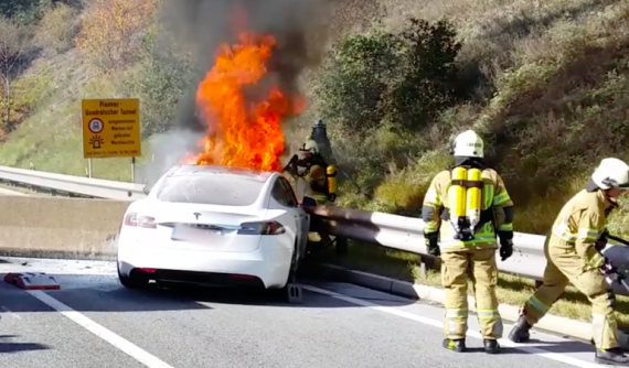 Xe điện có dễ bắt lửa hơn xe xăng?