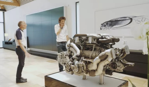 Chỉ riêng động cơ của siêu xe Bugatti Chiron đã nặng ngót nghét nửa tấn