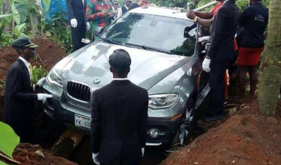 Đại gia dùng SUV hạng sang BMW X6 "đập hộp" làm quan tài chôn bố