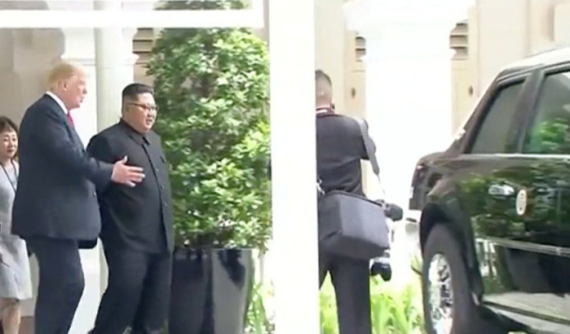 Tổng thống Mỹ Donald Trump khoe limousine bọc thép Cadillac One với ông Kim Jong Un