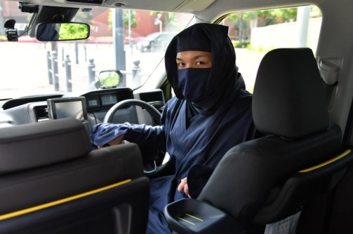 Taxi ở Nhật Bản bây giờ được lái bởi... ninja, vệ sĩ cầm súng nước