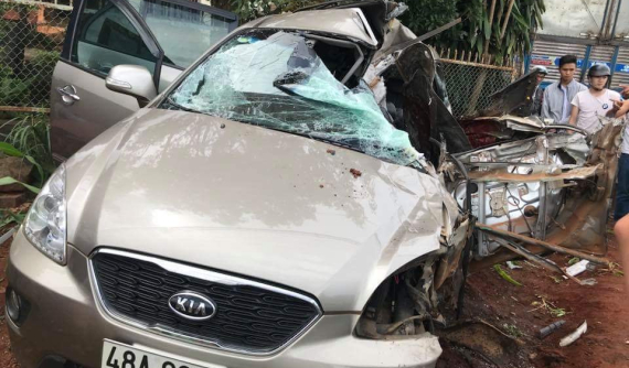 Đắk Nông: Kia Carens đối đầu xe tải, 5 người thương vong