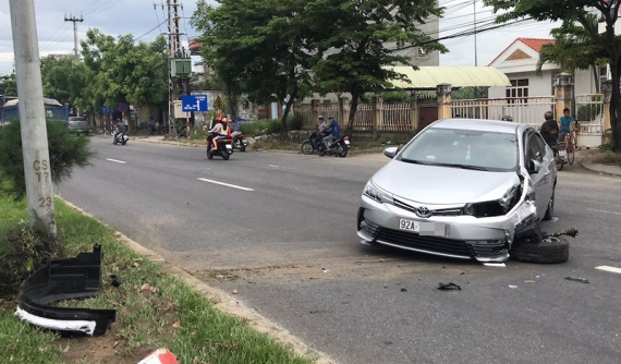 Đà Nẵng: Nữ tài xế ngủ gật khiến Toyota Corolla Altis mới mua đâm vào cột đèn