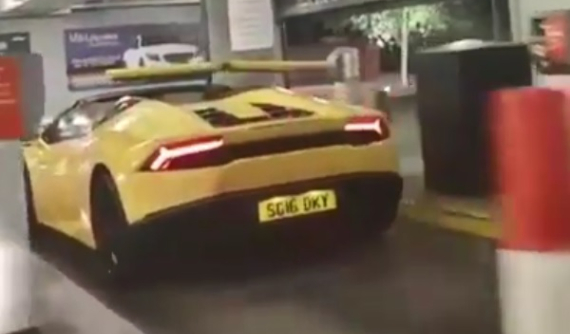 Với chiều cao "khiêm tốn", siêu xe Lamborghini Huracan mui trần chui qua barrier "dễ như ăn kẹo"