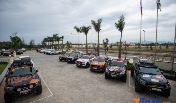 Gần 100 xe bán tải lên đường từ Hà Nội vào Đà Nẵng để tham dự "Bán tải 3 miền"