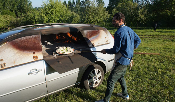 Bái phục anh chàng nghệ sĩ độ xe thành... lò nướng pizza