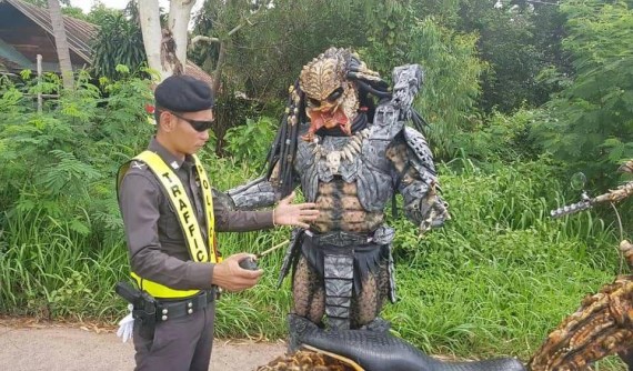 Biker giả dạng quái vật Predator cưỡi mô tô Alien đụng độ cảnh sát giao thông
