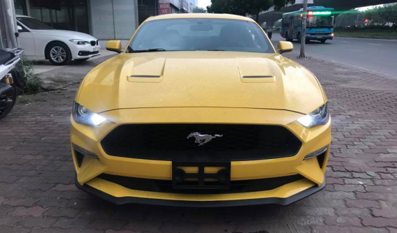 Ford Mustang đời 2018 màu vàng tìm khách tại Hà Nội