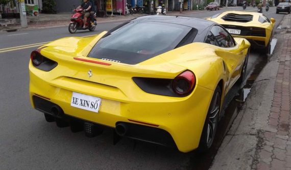 Siêu xe Ferrari 488 GTB màu vàng bất ngờ xuất hiện tại Bình Dương với tờ giấy "xe xin số"