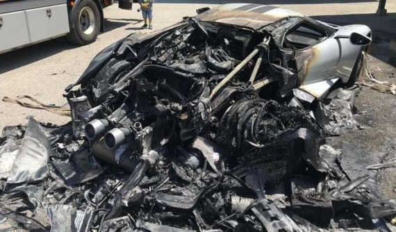 Siêu xe Ford GT mới bàn giao cho chủ nhân đã bị lửa phá huỷ