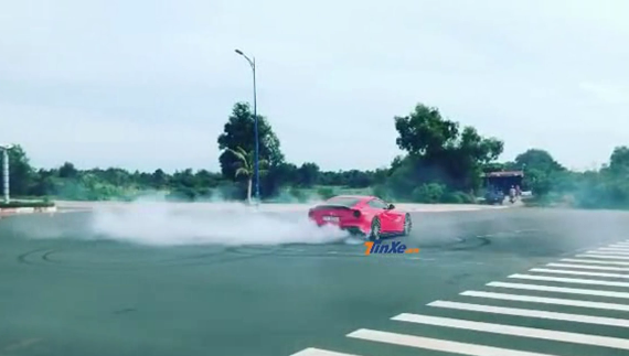 Đã mắt với video drift siêu xe Ferrari F12 Berlinetta độ DMC độc nhất Việt Nam