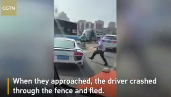 Siêu xe Audi R8 tông vào cảnh sát trên đường bỏ chạy