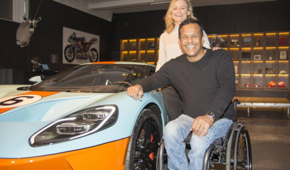 Dù bị liệt nửa người, tay đua này vẫn có thể lái siêu xe Ford GT 2017