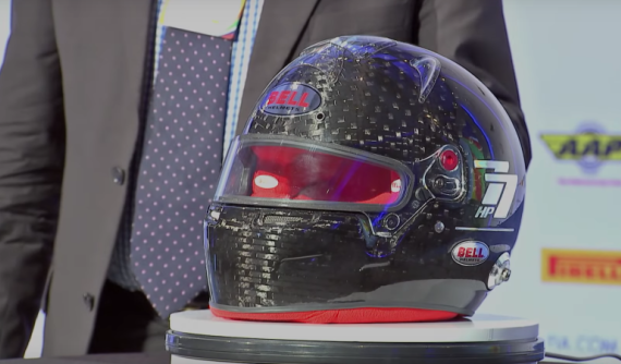 Mũ bảo hiểm giải đua F1 có thể chống cả đạn súng hơi, đập búa mà không vỡ