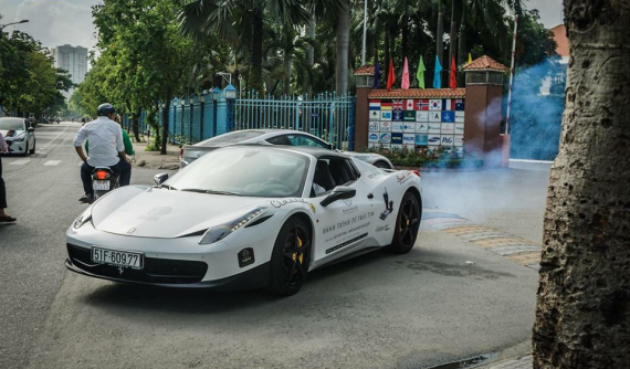 Trước giờ G tham dự diễu hành siêu xe Trung Nguyên, Ferrari 458 Spider bốc khói mù mịt