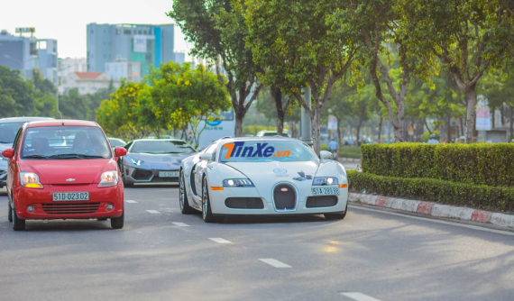 Dàn siêu xe hơn 100 tỷ Đồng của Trung Nguyên diễu hành trên đường phố Sài thành