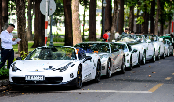 Cận cảnh dàn siêu xe của Chủ tịch Trung Nguyên lần đầu "tắm nắng" trên đường phố Sài thành