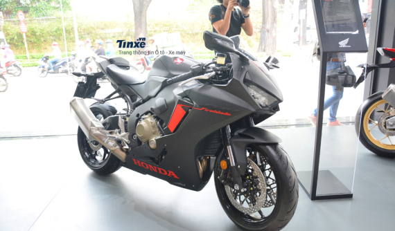 Giá xe Honda CBR1000RR FireBlade 2018 mới nhất tháng 7/2018