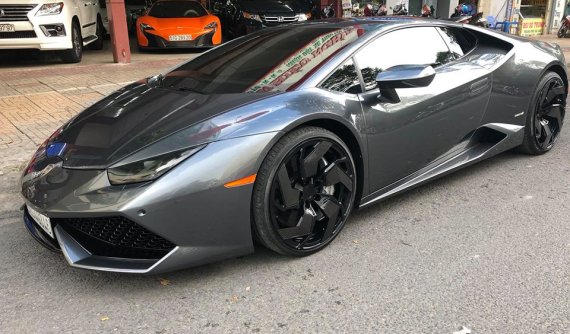 Lamborghini Huracan độ mâm bản giới hạn 273 triệu Đồng ra showroom nằm chờ khách