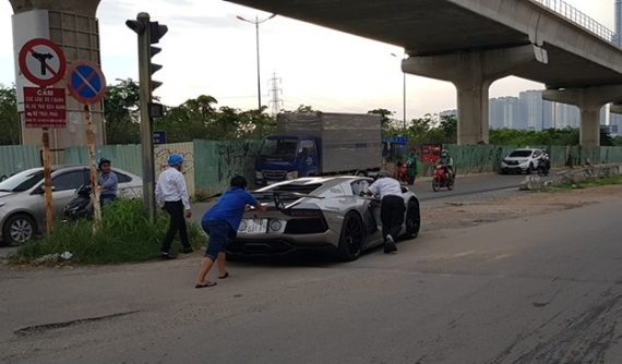 Choáng với hình ảnh 2 người đàn ông đẩy siêu xe Lamborghini Aventador của Chủ tịch Trung Nguyên