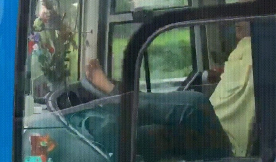 Tính mạng của 47 con người được đặt vào "chân" của tài xế xe khách?