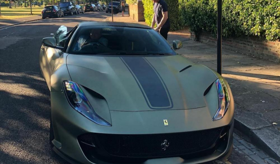 Đầu bếp Gordon Ramsay tậu "ngựa chồm" Ferrari 812 Superfast