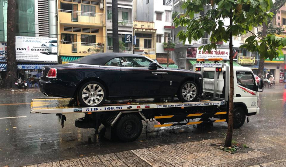 Xe mui trần Rolls-Royce Dawn độc nhất Việt Nam bàn giao cho khách trong ngày mưa