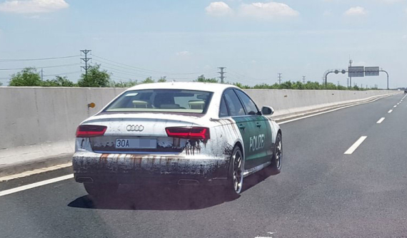 Hết BMW 5-Series đến Audi A6 trông như "xe đồng nát" chạy trên đường phố Việt Nam