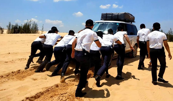 Hàng chục nhân viên Trung Nguyên đẩy Range Rover bị mắc kẹt tại bãi cát ở Bàu Trắng