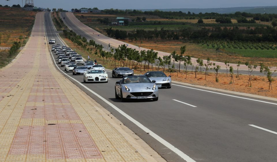 Dàn siêu xe của Chủ tịch Trung Nguyên dạo chơi tại con đường ven biển đẹp nhất Việt Nam